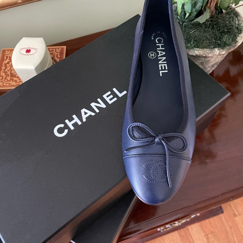 CHANEL Navy Leather Ballet Flats with CC Bow Accent
